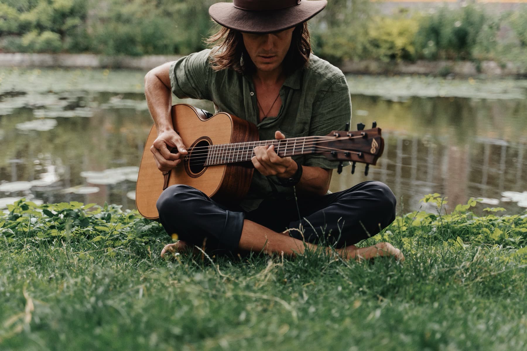 Benjo with guitar by a lake